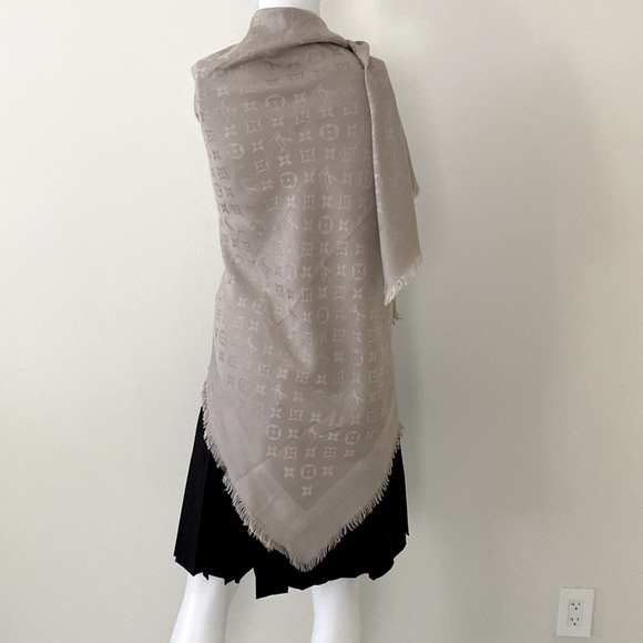 Louis Vuitton LV Logo Large Scarf - Picture 4 of 9